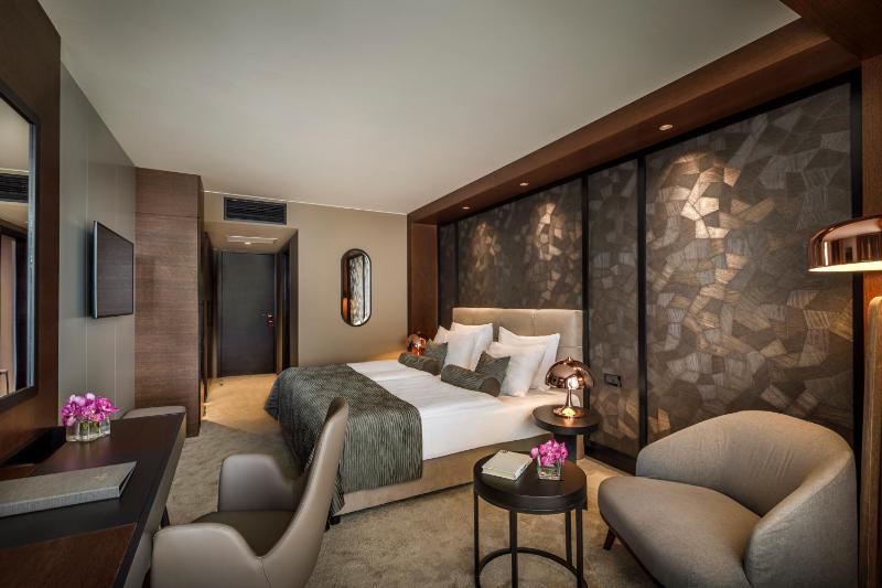 Superior Double or Twin Room with Sea View image 3