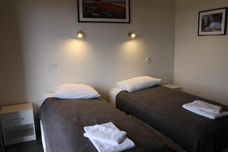Twin Room image 3