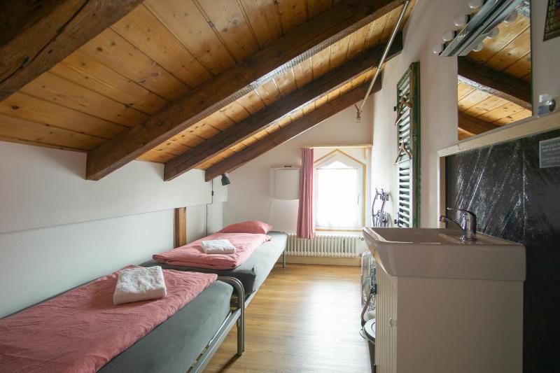 Twin Room image 4