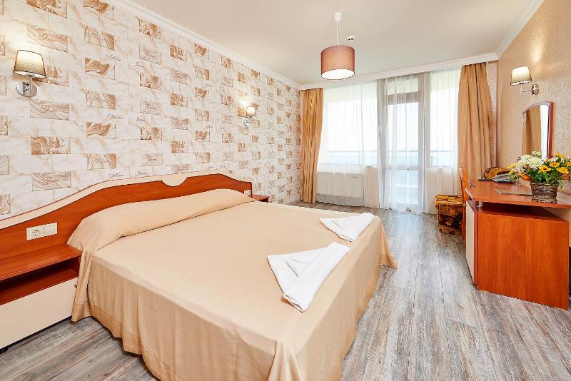 Double Room with Balcony image 2