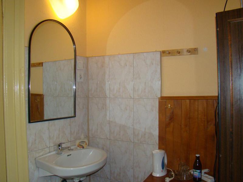 Twin Room with Shared Bathroom image 2