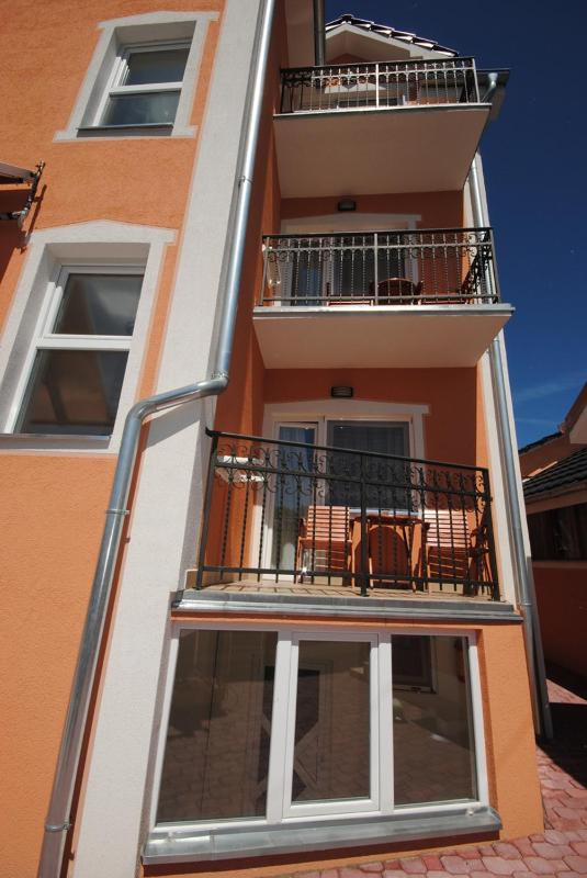Studio with Balcony image 2