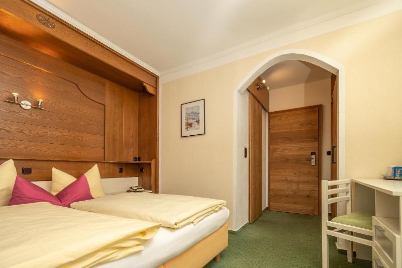 Deluxe Double Room with Balcony image 2