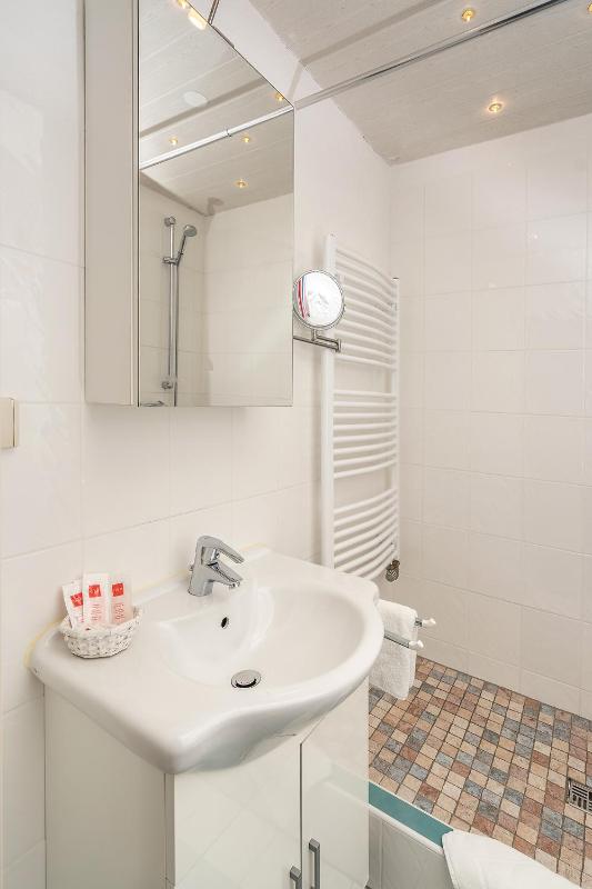 Deluxe Double Room with Balcony image 4