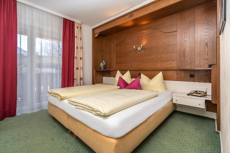 Deluxe Double Room with Balcony image 1