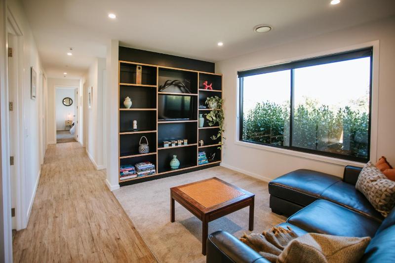 Minaret Ridge - Family Friendly - Sleeps 8 - Mountain Views - Close to Lake - image 6