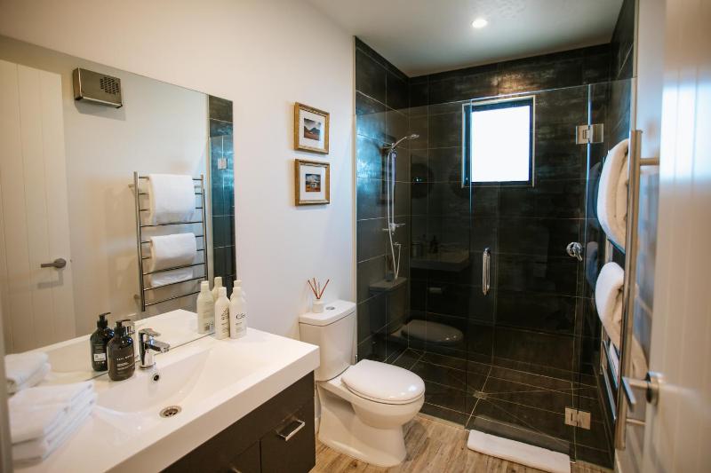 Minaret Ridge - Family Friendly - Sleeps 8 - Mountain Views - Close to Lake - image 8