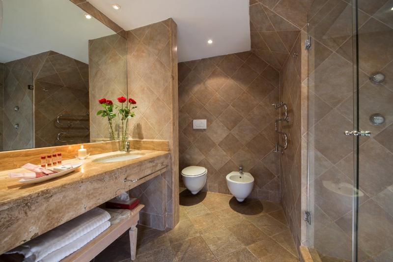 King Suite with Sofa Bed image 3