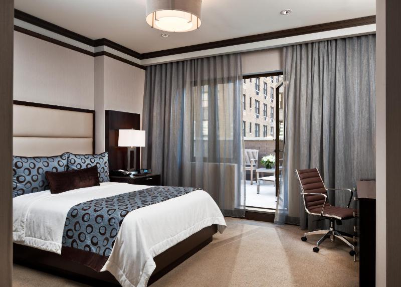 Queen Room with Balcony image 2