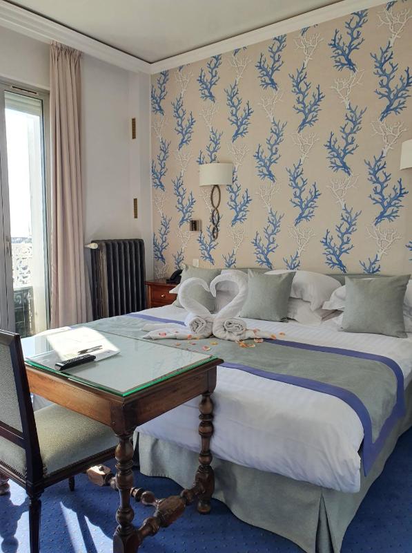 Superior Double or Twin Room with Sea View image 2