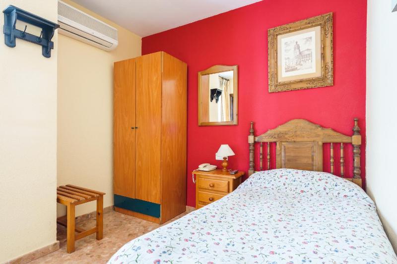 Single Room image 4