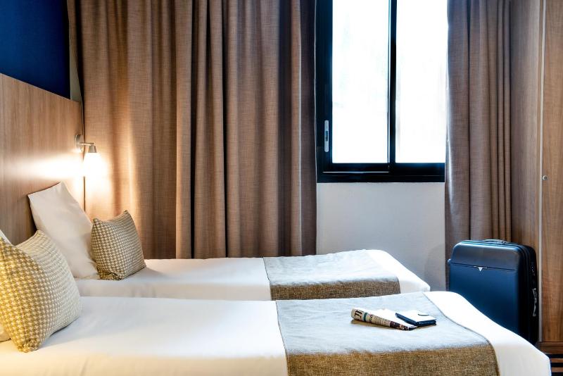 Standard Twin Room image 4