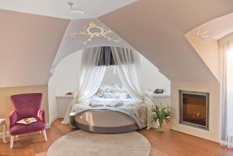 Deluxe King Suite image 4