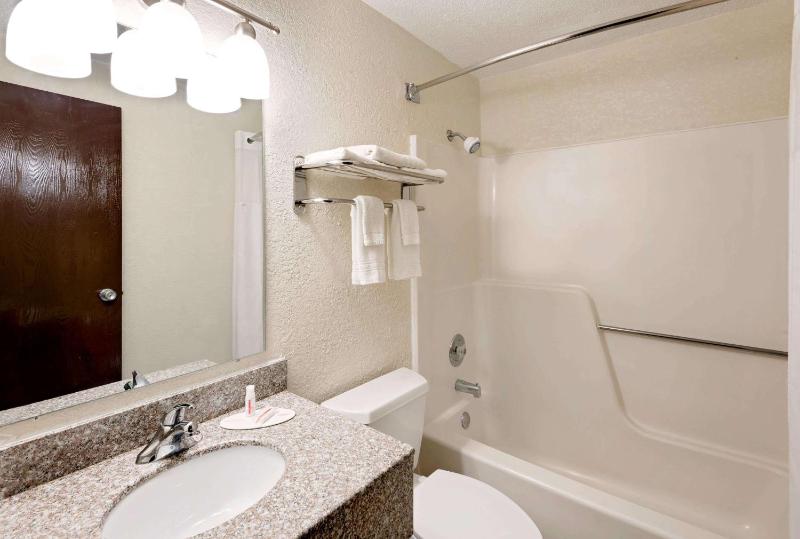 King Room - Non-Smoking image 3