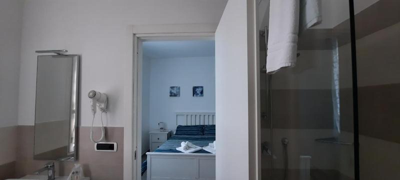 Deluxe Double Room with Sea View image 2