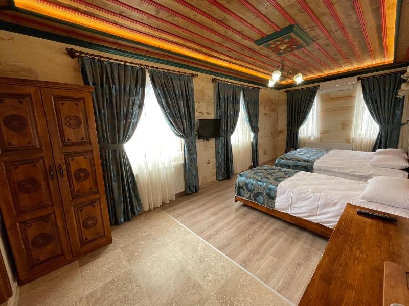 Deluxe Triple Room image 2