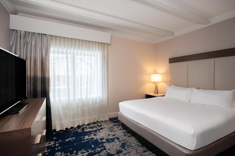 King Suite - Non-Smoking image 3