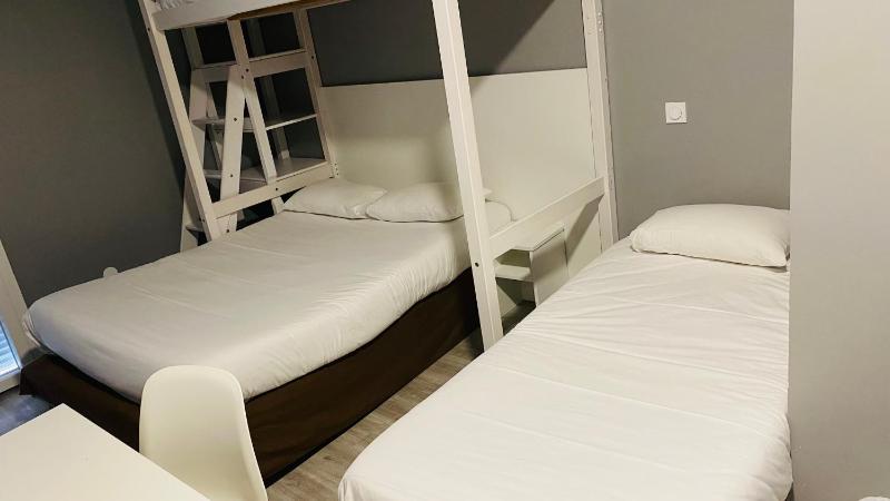 Classic Triple Room with 1 Double Bed and 1 Single Bed image 4