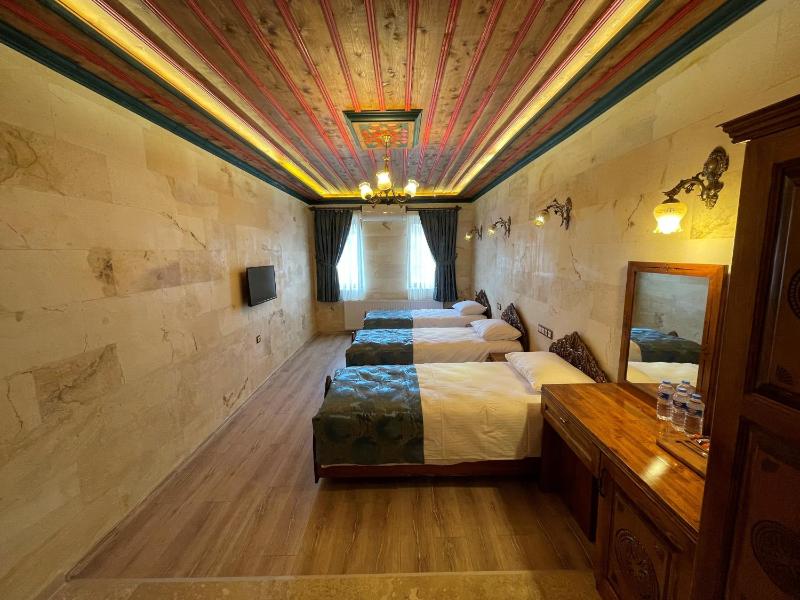 Deluxe Triple Room image 3