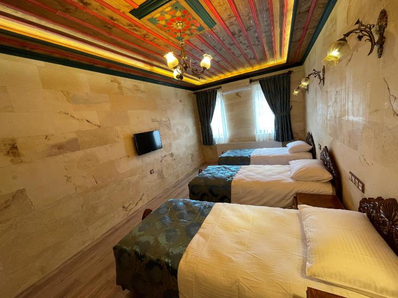 Deluxe Triple Room image 1