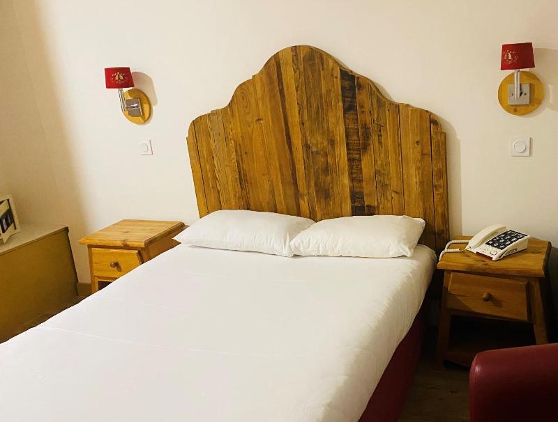 Classic Double Room image 4