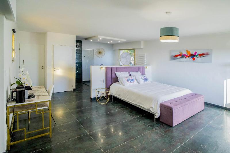 Deluxe Quadruple Room image 2