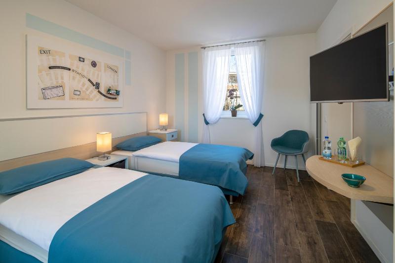 Large Twin Room image 3
