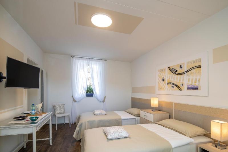 Twin Room with Private Bathroom image 4