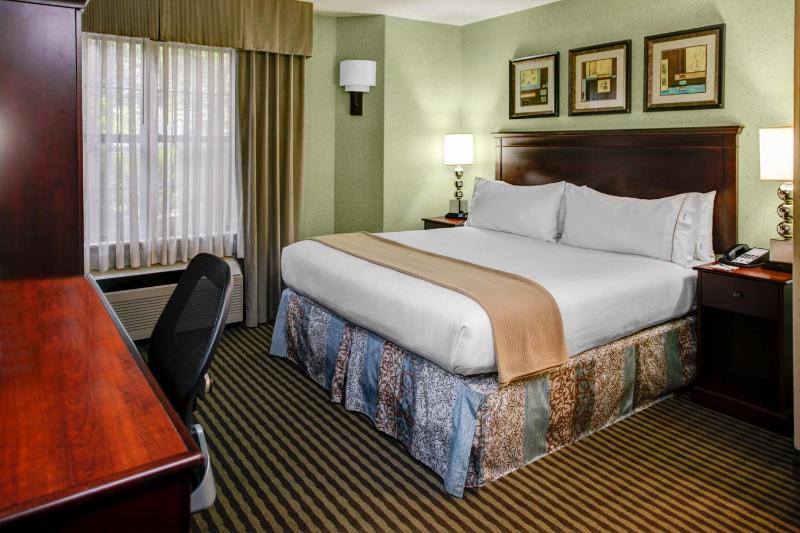 Standard King Room image 2