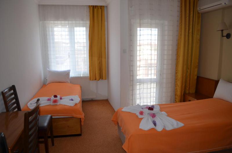 Economy Triple Room image 4