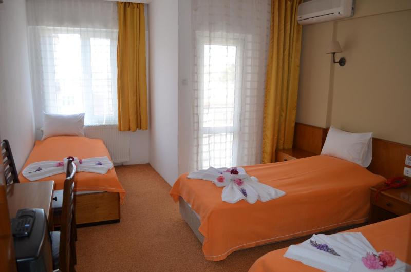 Economy Triple Room image 3