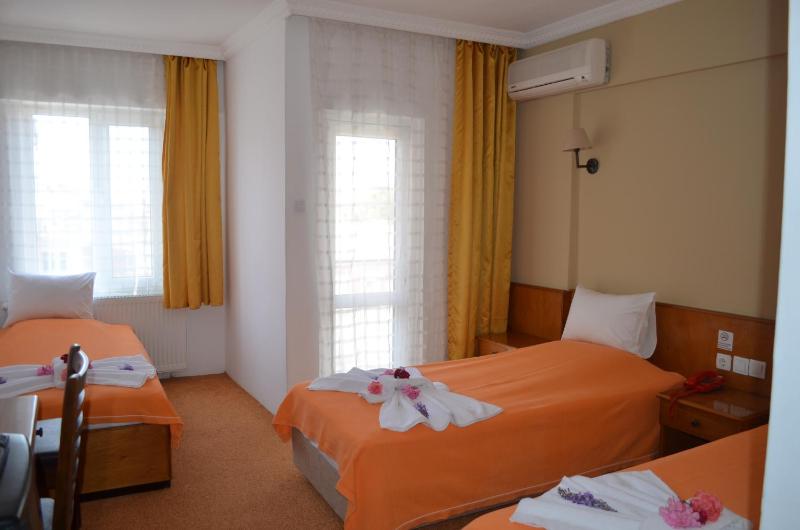 Economy Triple Room image 2