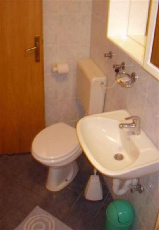 Studio Apartment 2 image 3