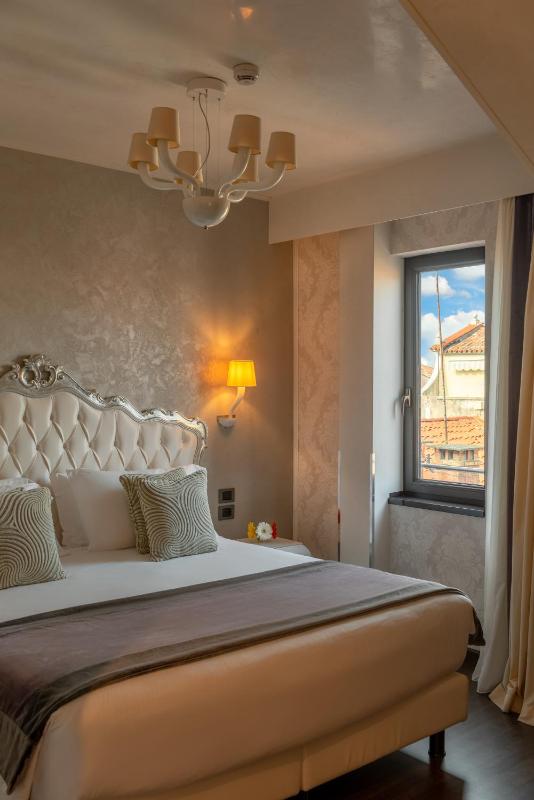 Terrace Suite with Jacuzzi image 2