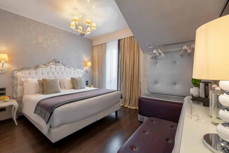 Terrace Suite with Jacuzzi image 3