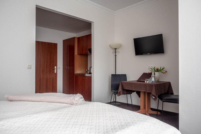 Classic Double Room image 4
