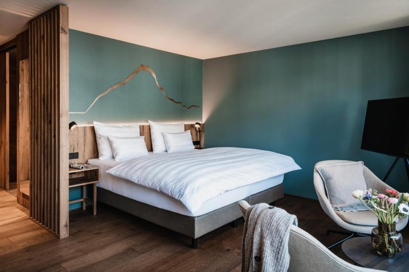 Deluxe Double Room with Balcony image 1