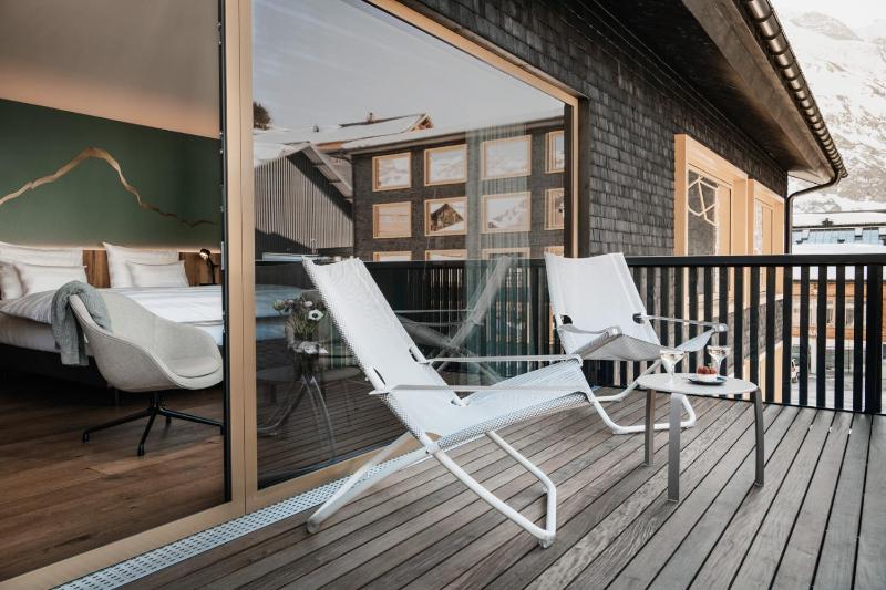 Deluxe Double Room with Balcony image 4