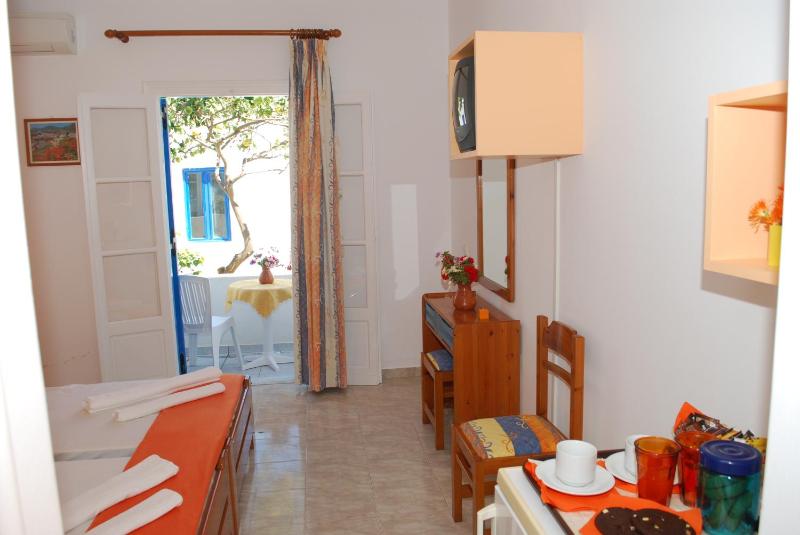 Twin Room with Mountain View image 3