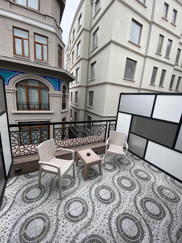 Double Room with Balcony image 4