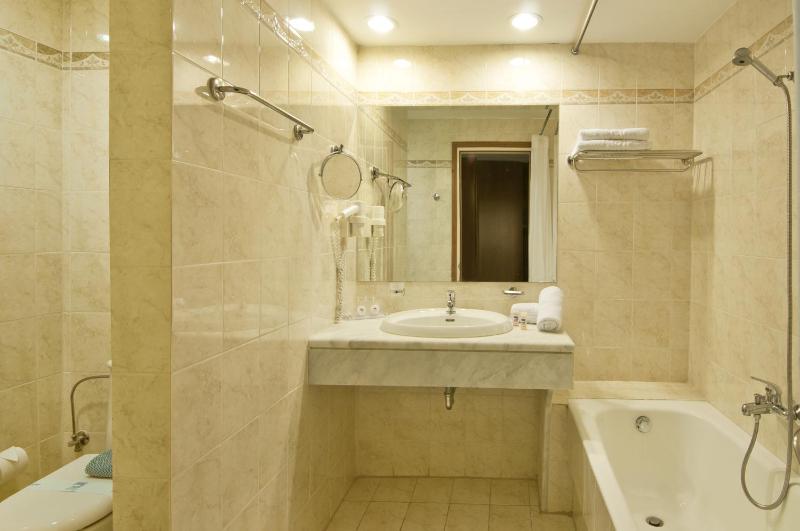 Superior Twin Room image 4