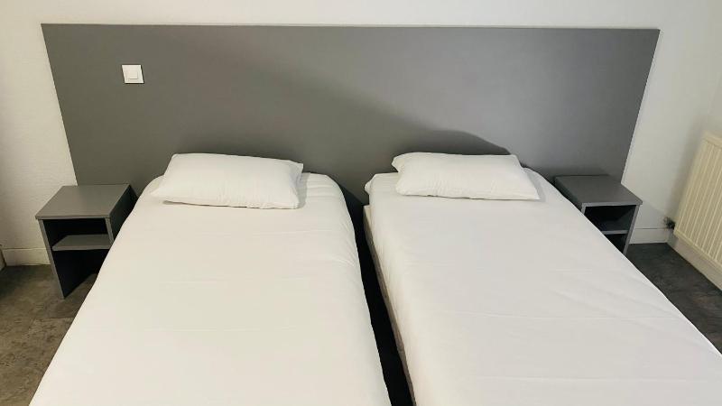Classic Twin Room image 3