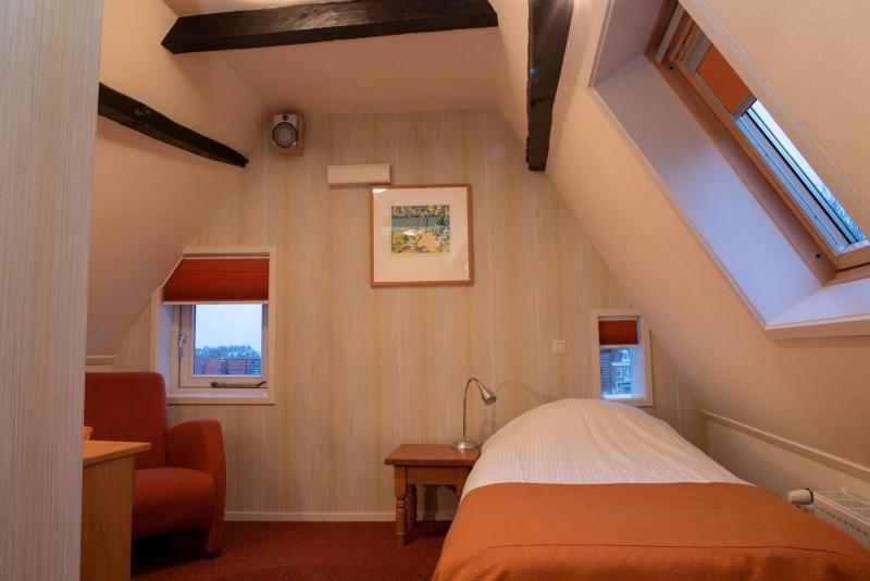 Single Room image 3
