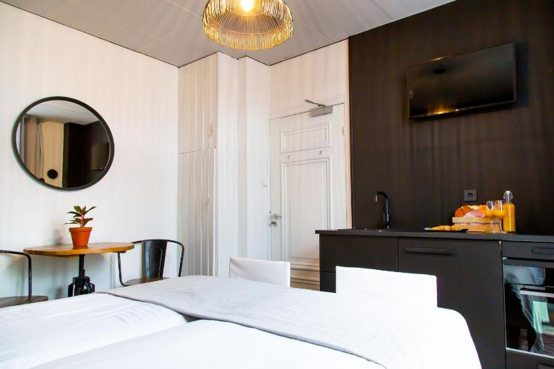 Deluxe Double Room with Bath image 4
