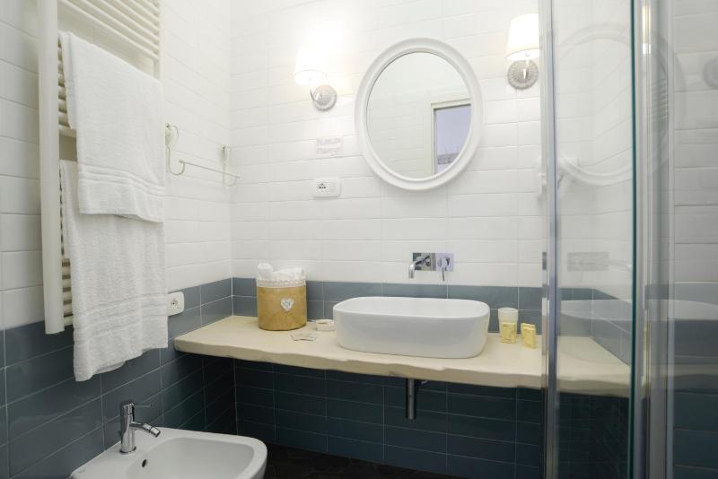 Double Room with Balcony image 4