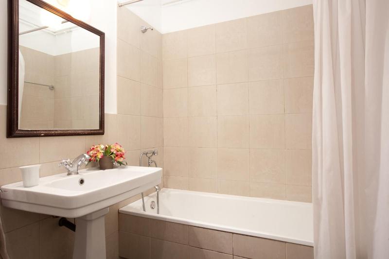 Letsgo Camp Nou Apartment - image 5