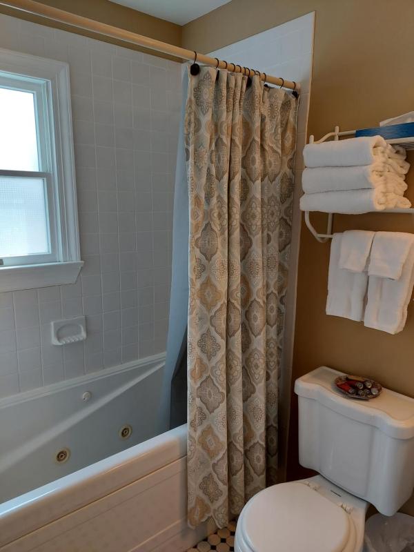 Queen Room with Spa Bath image 4