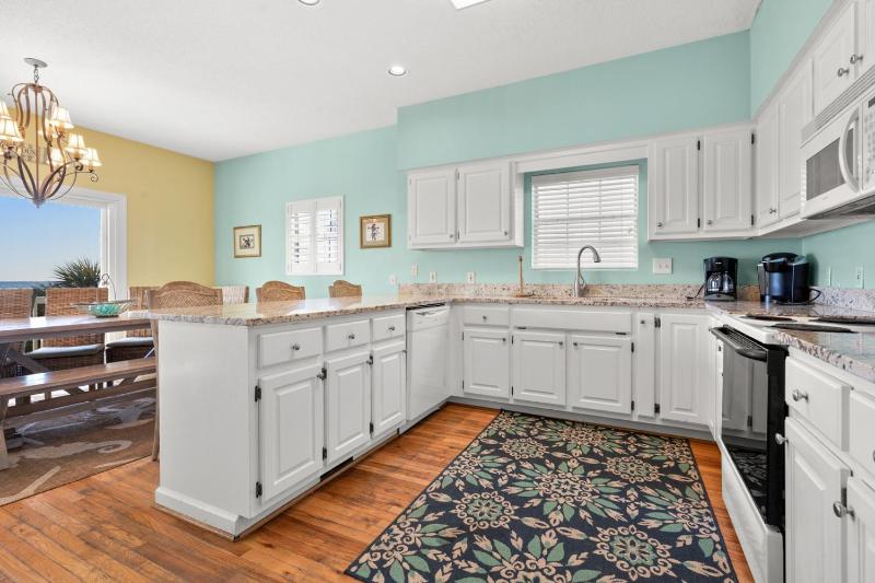 Seven-Bedroom House image 3