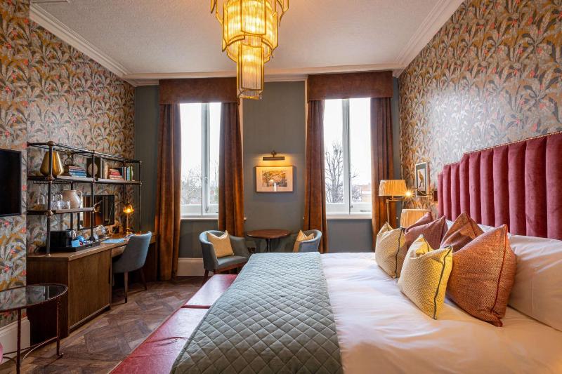 Deluxe Double Room image 2
