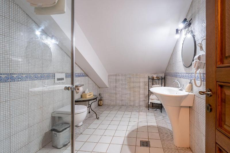 Standard Double Room image 4